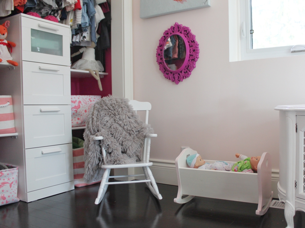 toddler-girls-pink-room-reading-nook.jpg